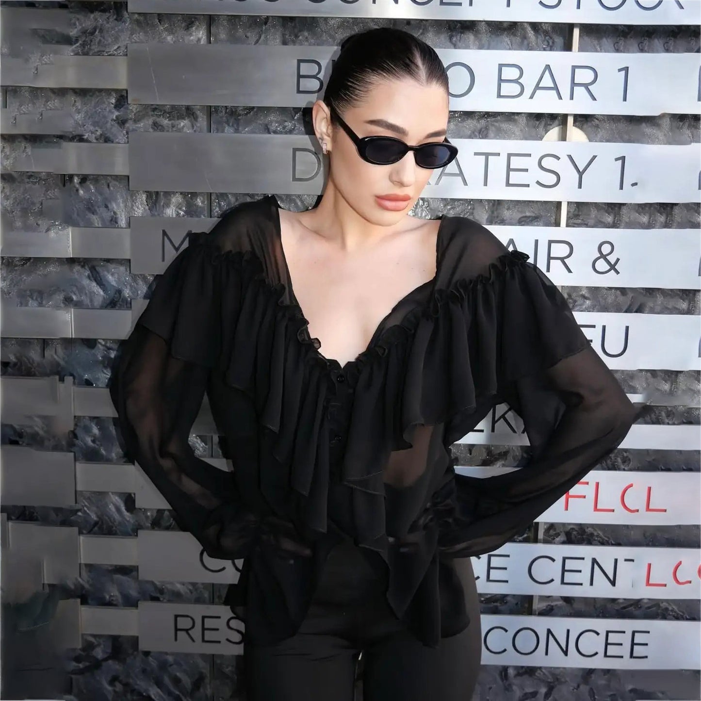 Blouse pour femmes avec des détails de volants volumineux et un élégant boutonnière Chic und Stil
