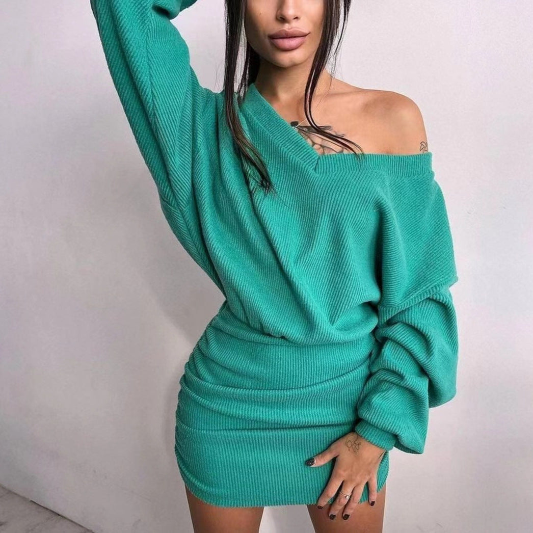 Robe portefeuille pour femmes avec une coupe asymétrique et des détails en volants Chic und Stil