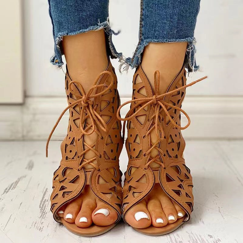 Sandales en simili cuir pour femmes avec design découpé et lacets Chic und Stil