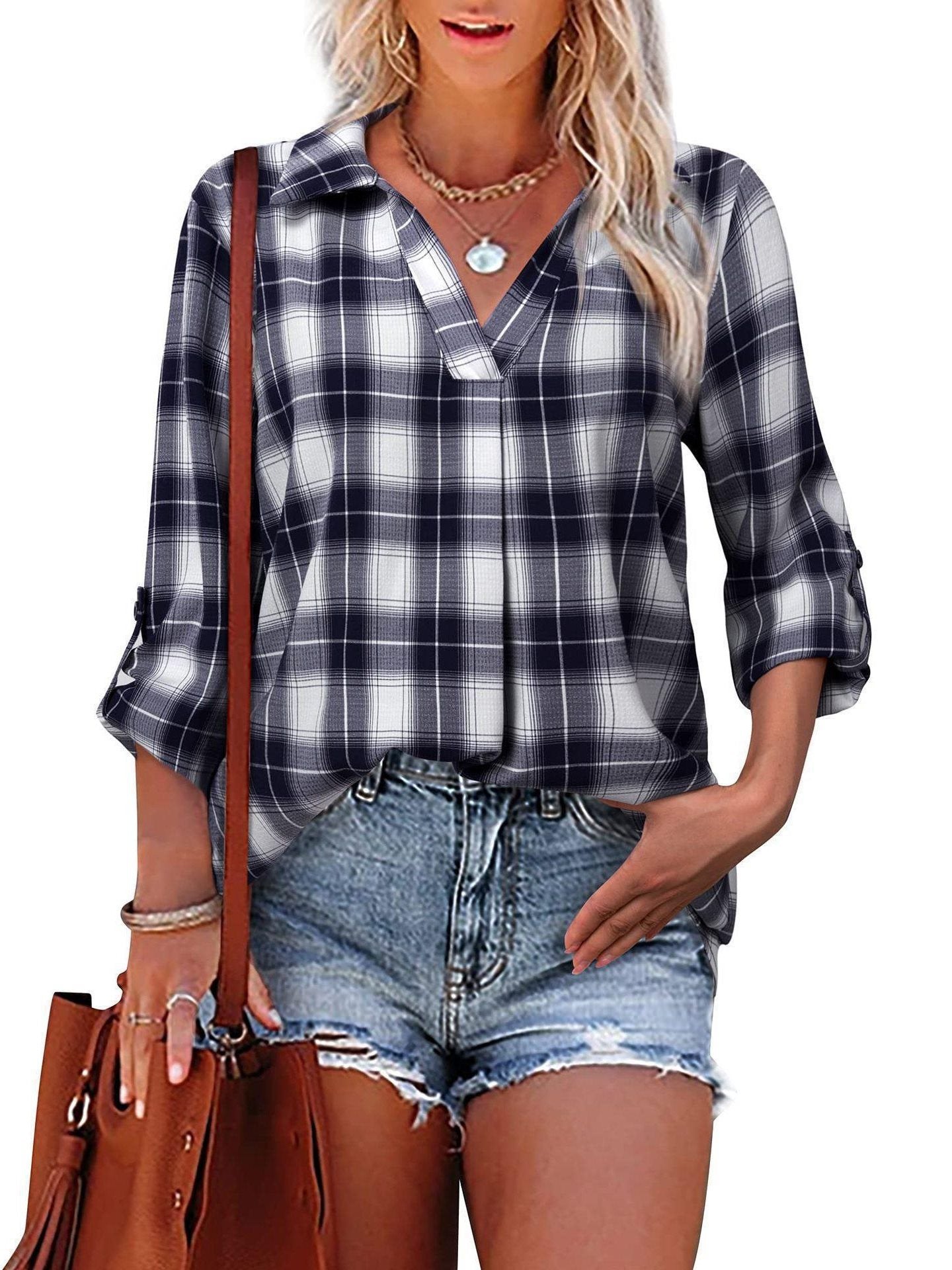 Chemise à carreaux décontractée pour femmes avec manches mi-longues et décolleté en V Chic und Stil