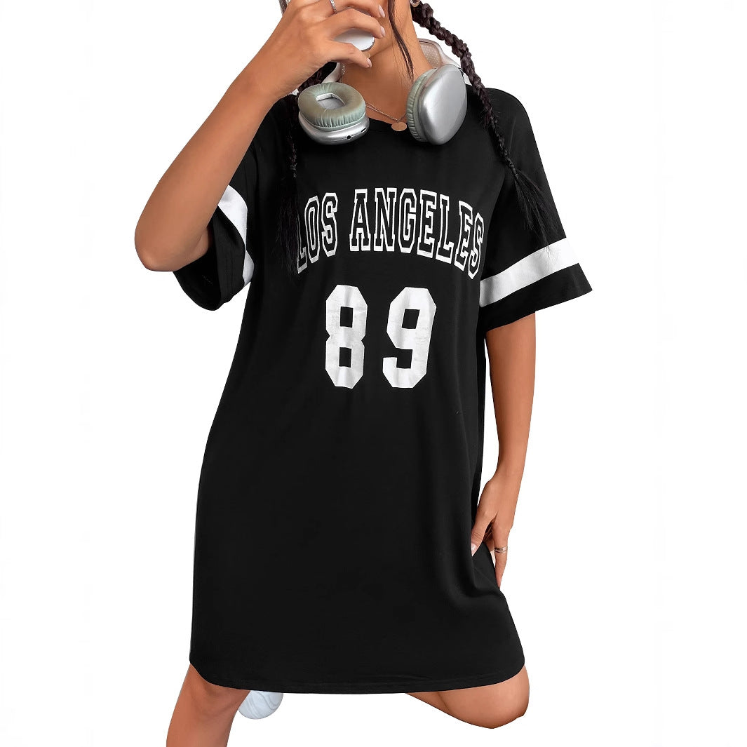 Robe T-shirt de sport pour femmes dans un style streetwear urbain Chic und Stil