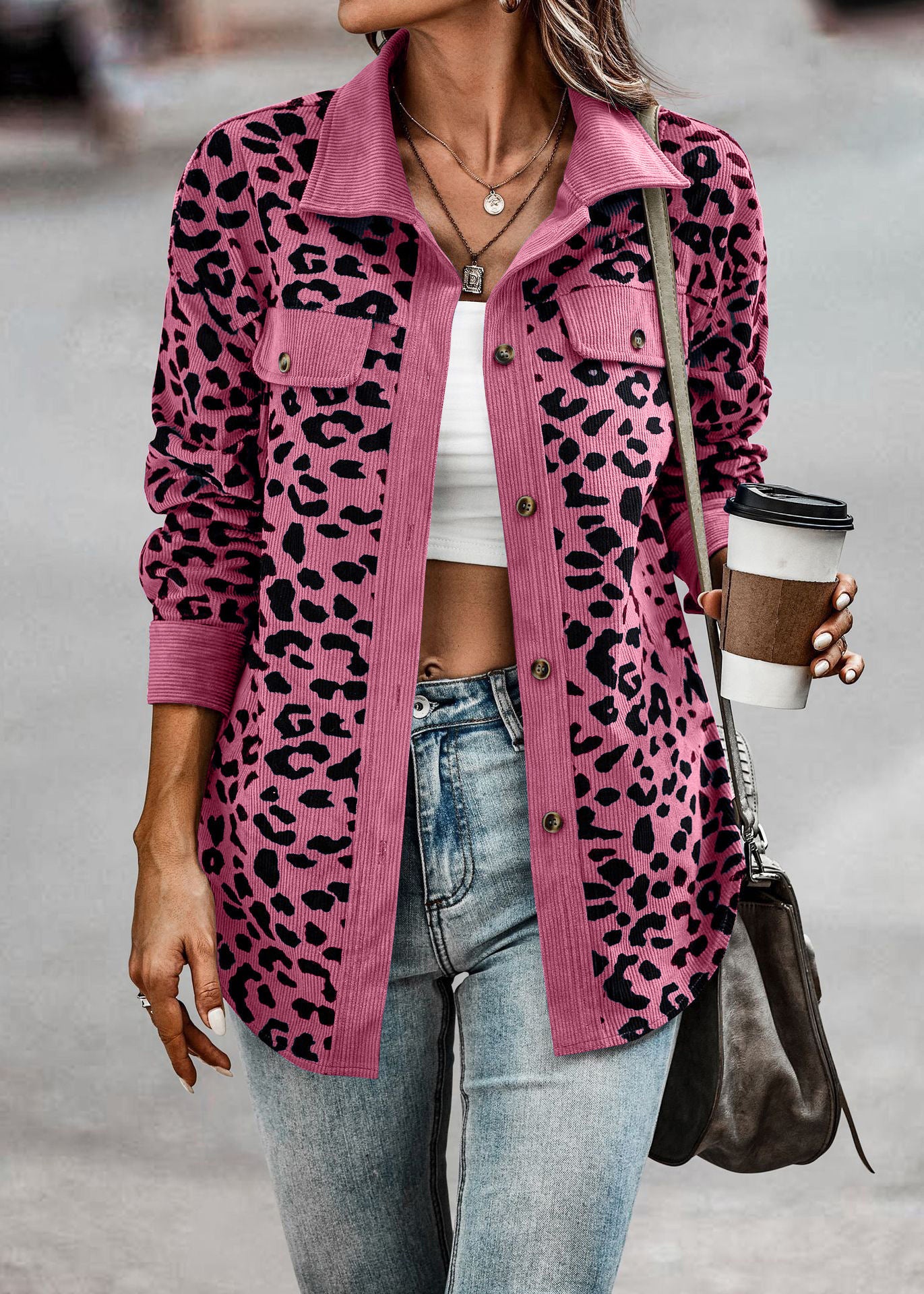Veste pour femmes en motif léopard avec tissu structuré et poches pratiques Chic und Stil
