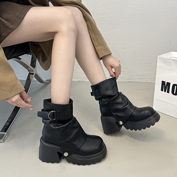 Bottes chunky tendance pour femmes avec sangle décorative et semelle stable Chic und Stil