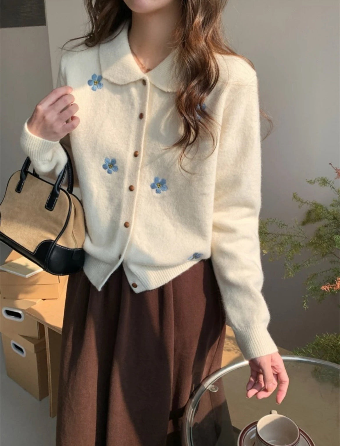 Dame cardigan avec des applications florales et un col classique Chic und Stil