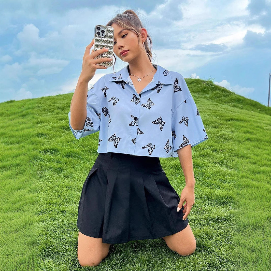 Chemise à manches courtes pour femmes avec motif de papillons et coupe décontractée Chic und Stil