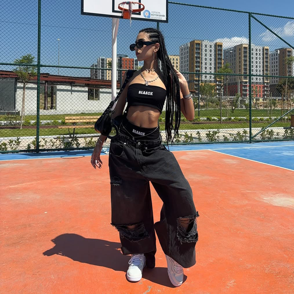 Pantalon cargo femmes avec une coupe décontractée et des détails de déchirure frappants Chic und Stil