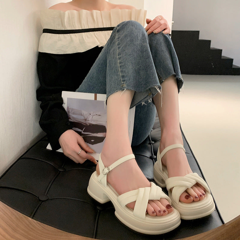 Sandales pour femmes avec des bretelles croisées élégantes et un talon bloc confortable Chic und Stil