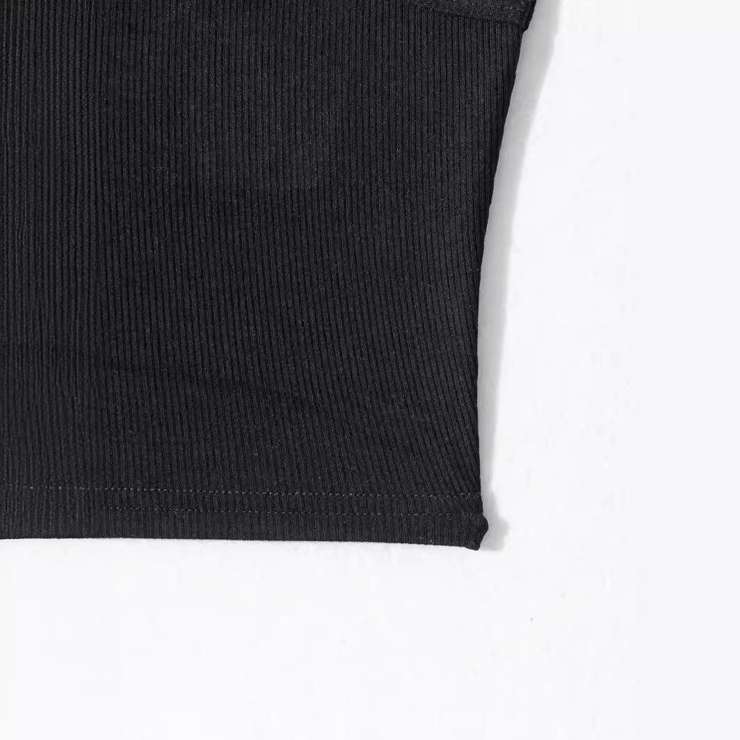 Top court pour femmes avec un design côtelé et un cool logo Chic und Stil