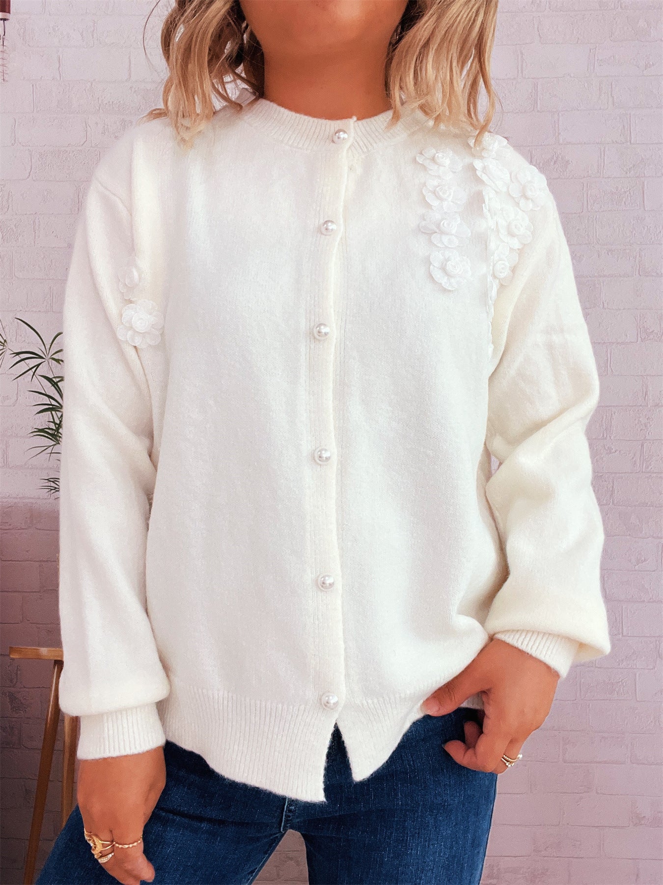 Dames cardigan avec design floral et boutons en perles élégants Chic und Stil