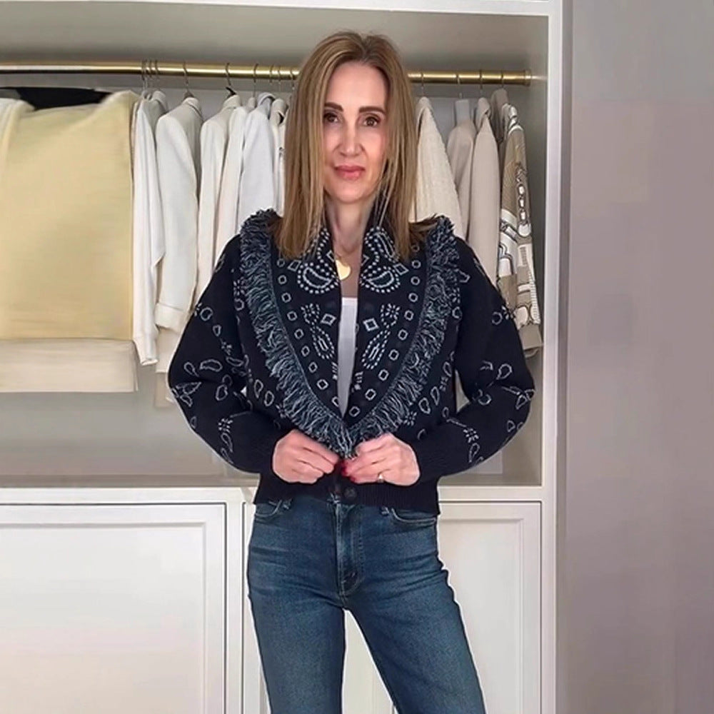 Cardigan tricoté pour femmes avec des détails à franges et un motif géométrique Chic und Stil