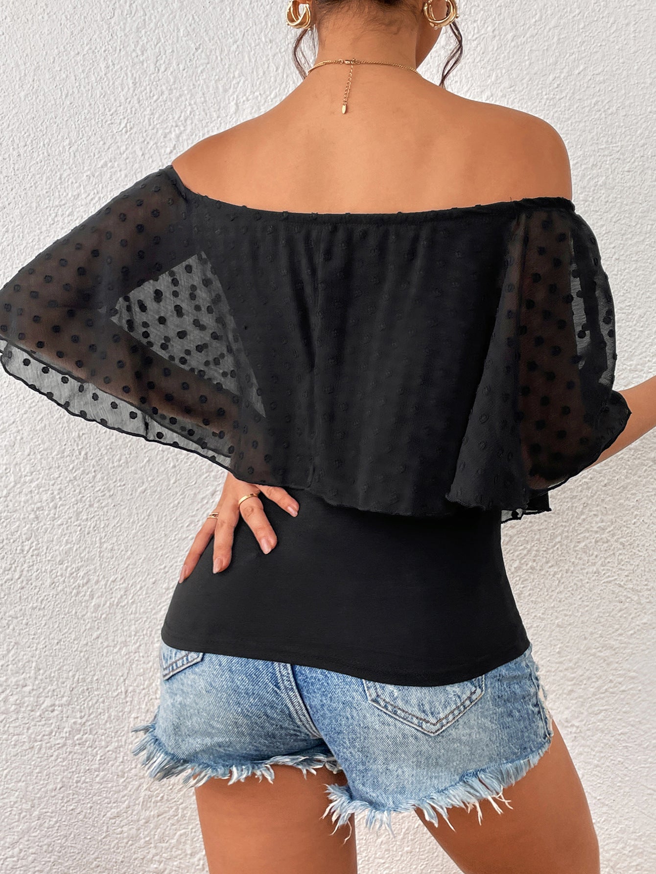 Haut féminin à épaules nues avec des points transparents Chic und Stil