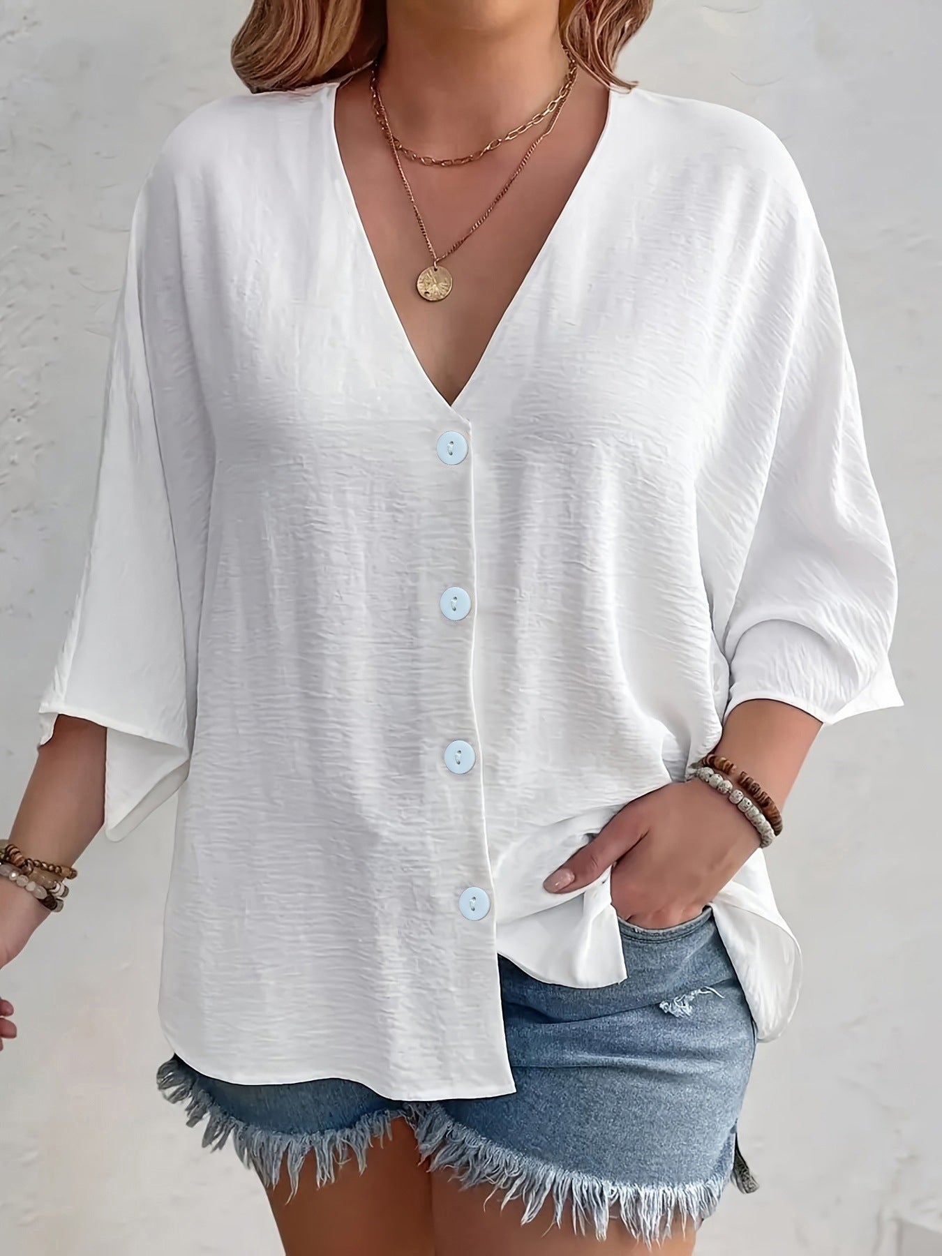 Blouse à manches courtes avantageuse pour dames avec patte de boutonnage et décolleté en V Chic und Stil