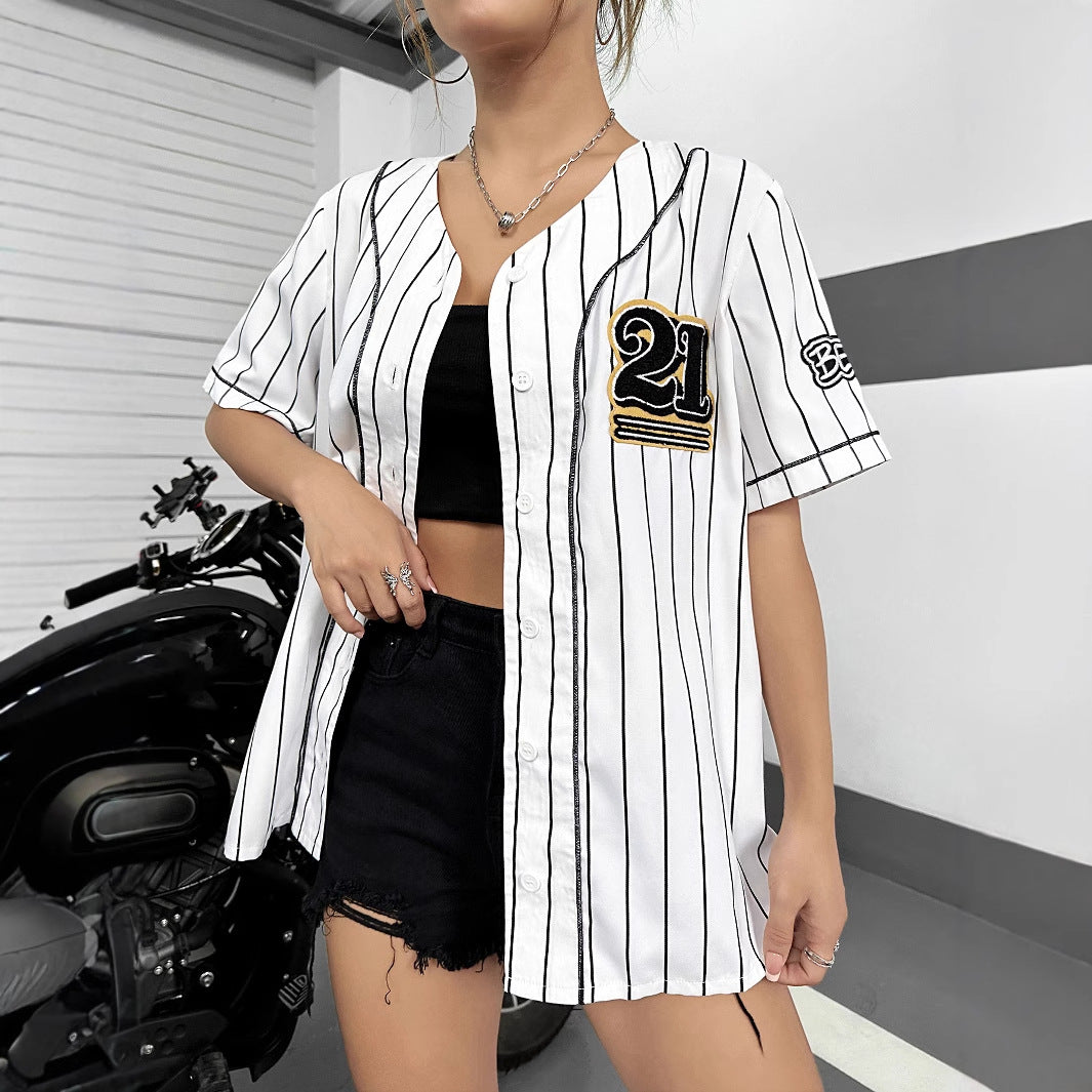 T-shirt de baseball sportif pour femmes avec numéro brodé et rayures contrastées Chic und Stil