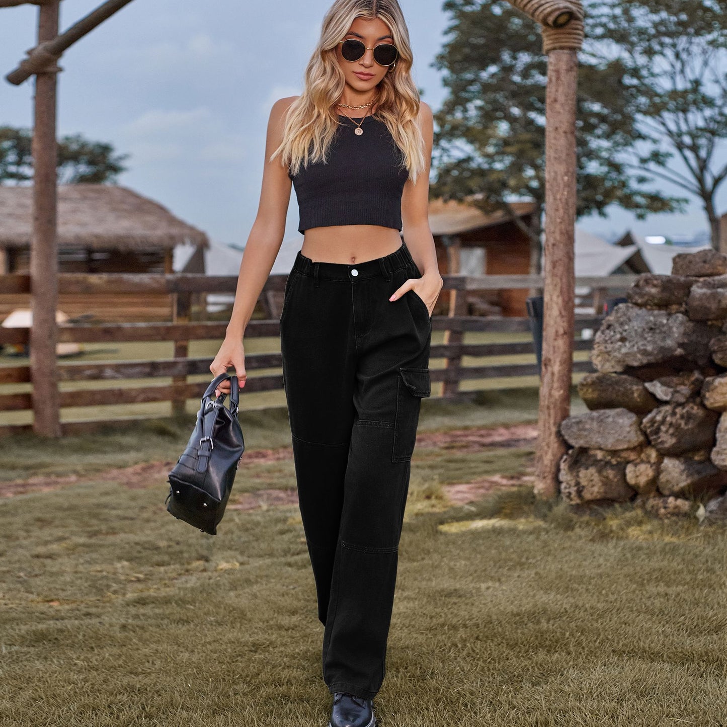 Chic und Stil high-waisted, asymmetrical cut women's cargo pants