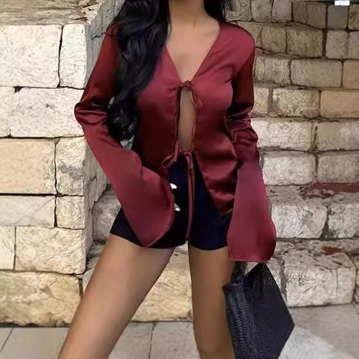 Blouse satin femme avec décolleté en V profond et liens Chic und Stil