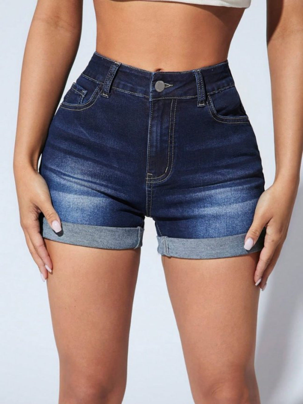 Shorts en denim taille haute pour femmes avec ourlet retroussé et design effiloché Chic und Stil