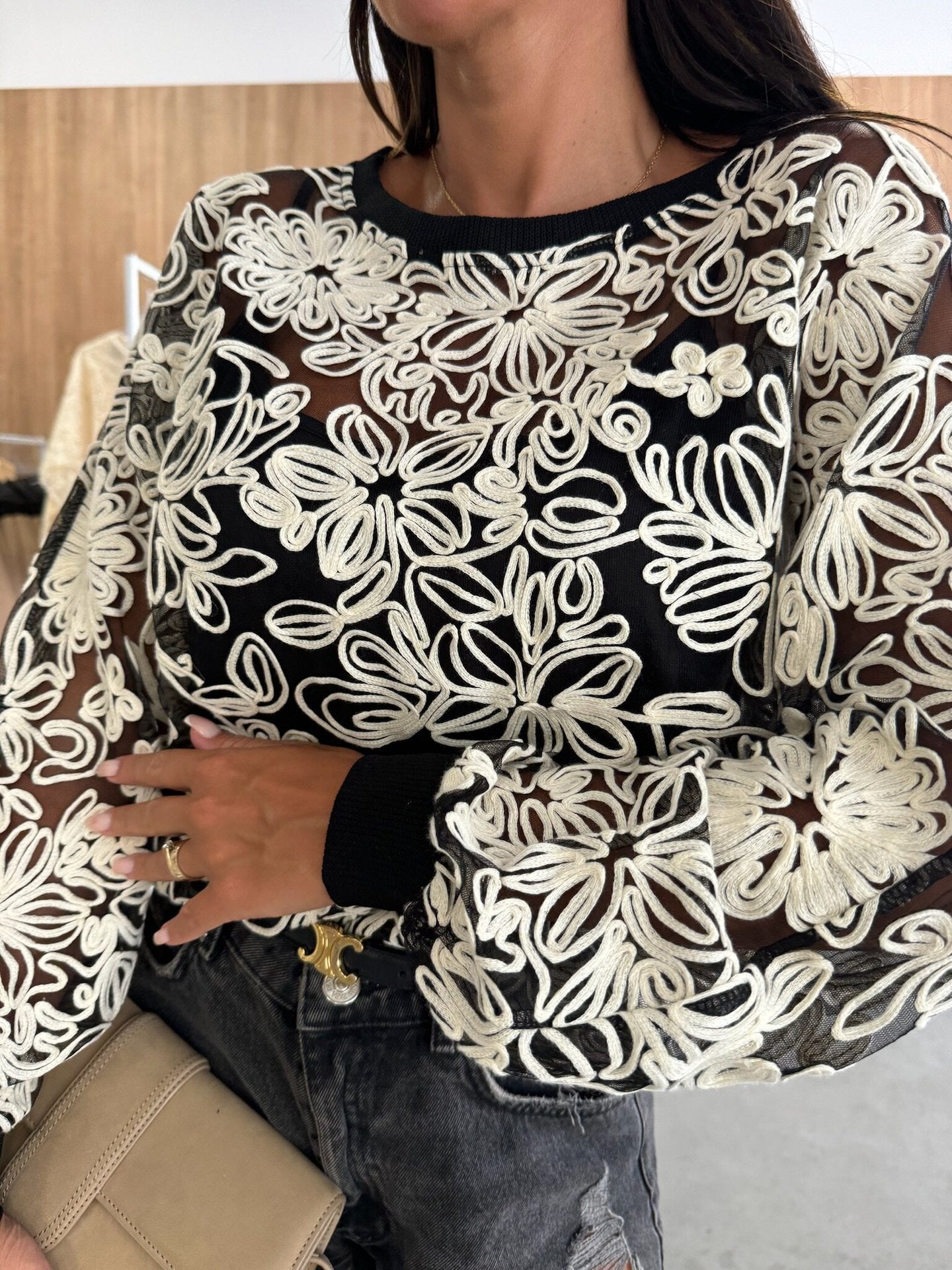 Blouse pour femmes brodée avec des manches transparentes Chic und Stil