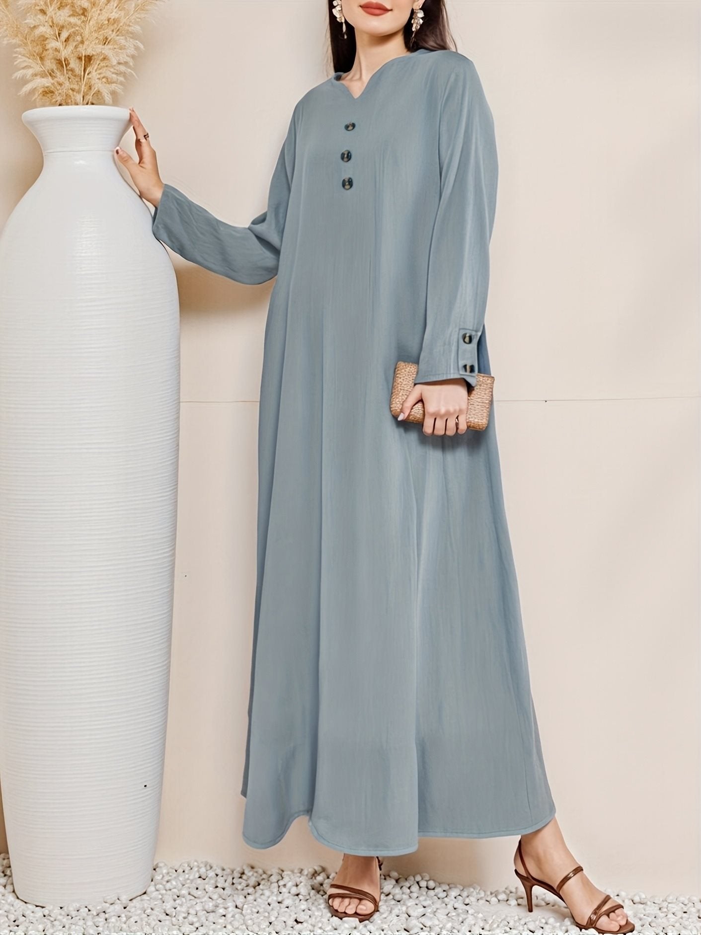 Robe maxi femme avec une élégante patte de boutonnage Chic und Stil