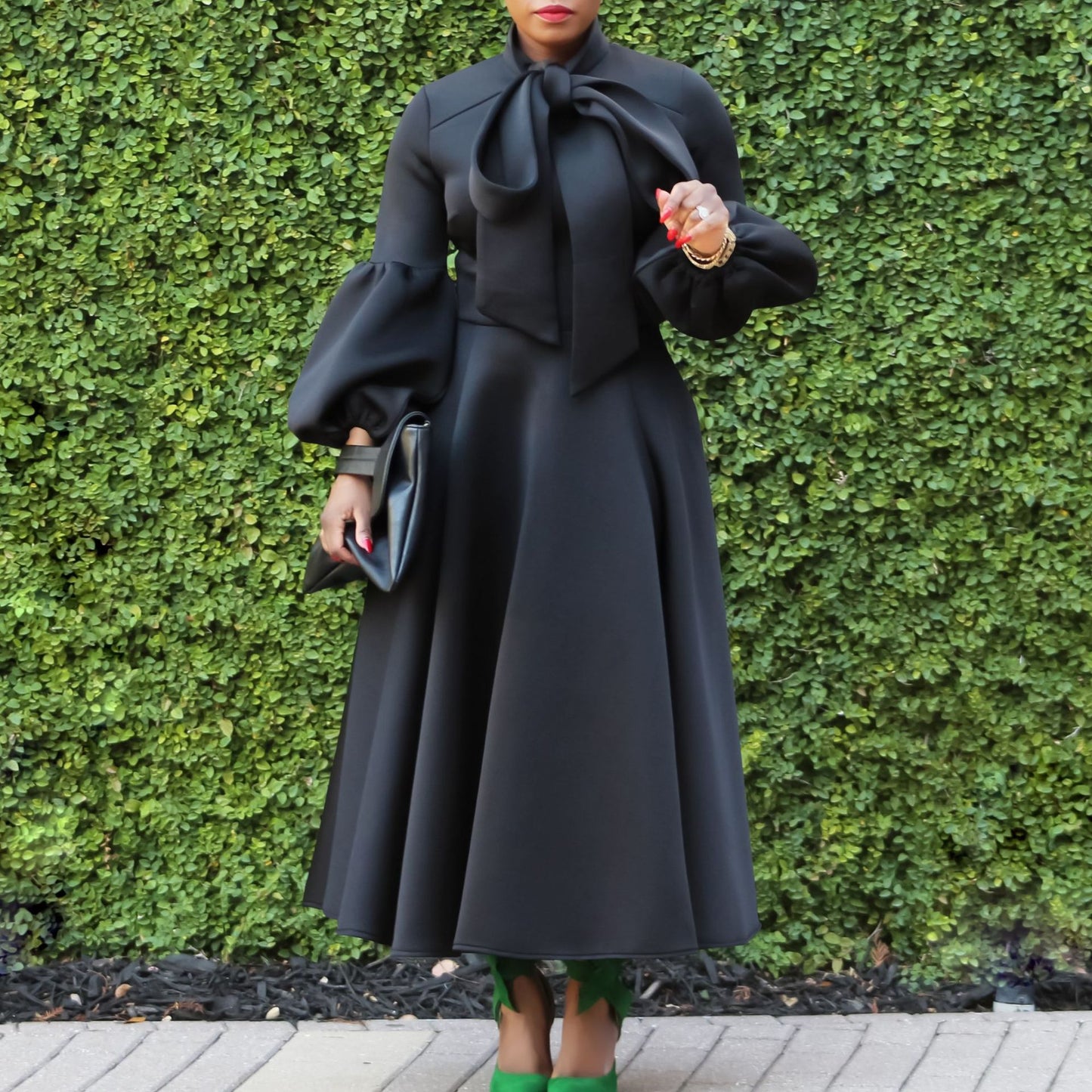 Robe midi pour dames avec col à nouer et manches volumineuses Chic und Stil