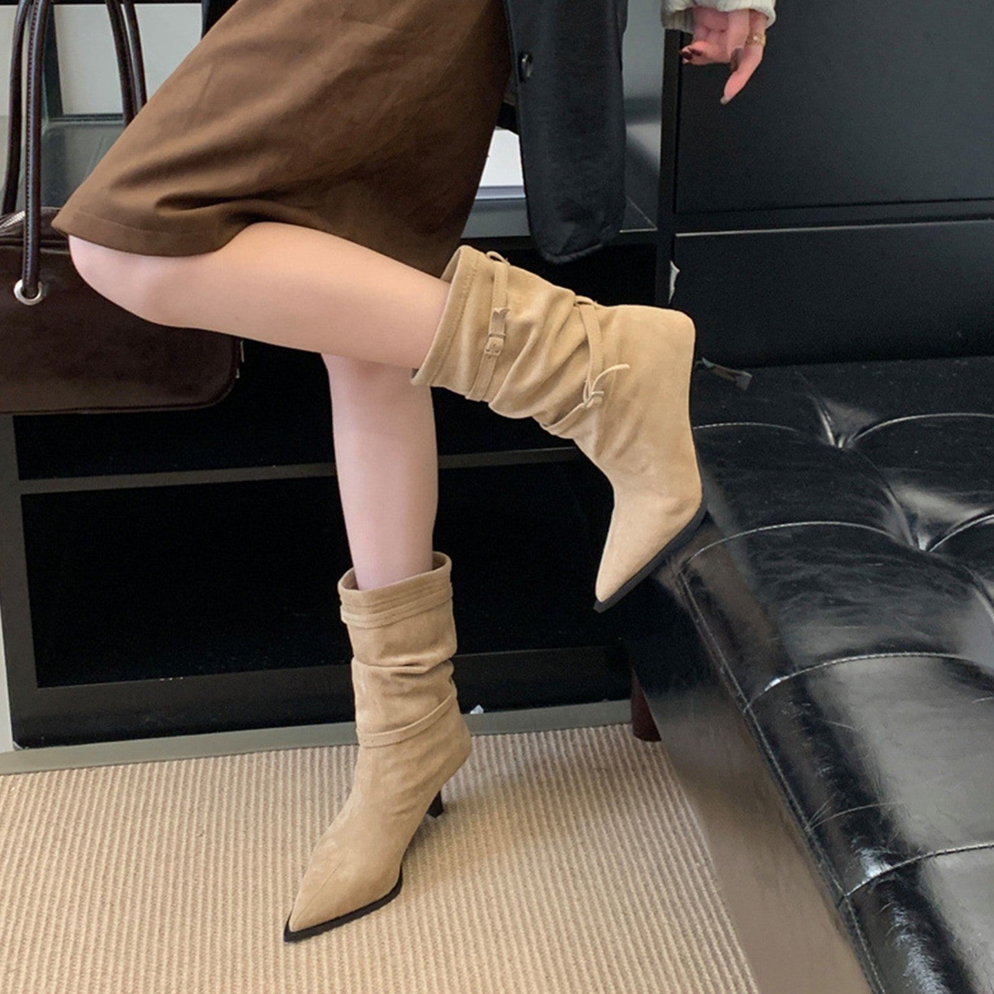 Bottines élégantes pour femmes en doux daim avec un design plissé chic et un petit talon Chic und Stil