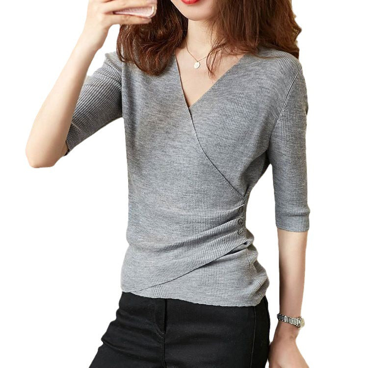 Pull-over enveloppant pour femmes avec un design en fines côtes et des détails de boutons Chic und Stil