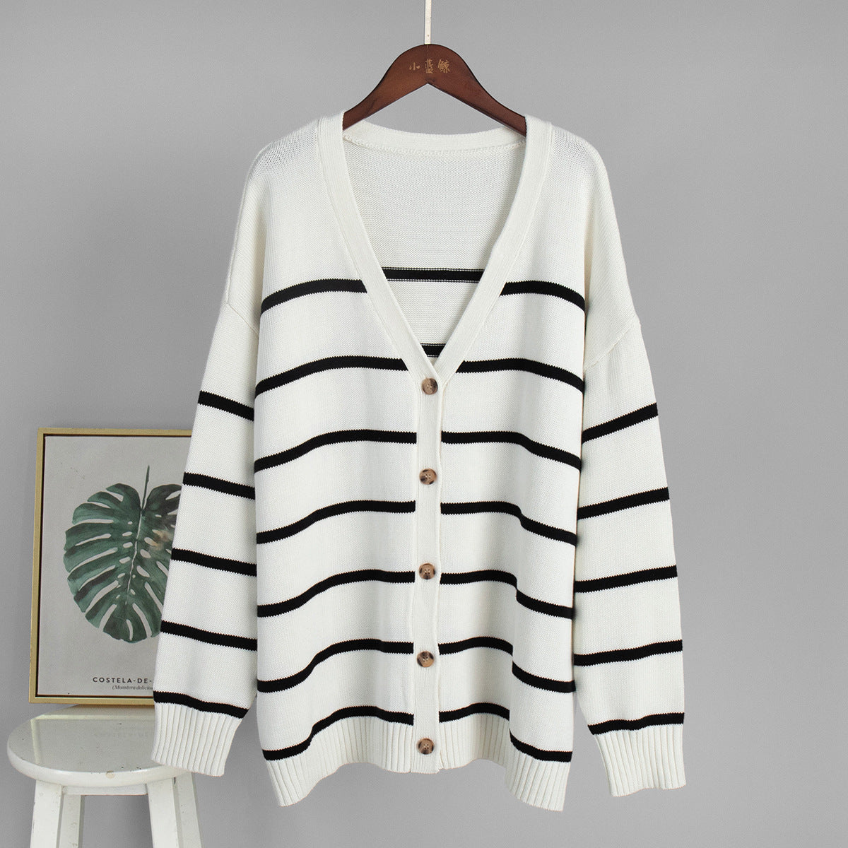 Cardigan en tricot pour femmes avec décolleté en V et grosses rayures Chic und Stil