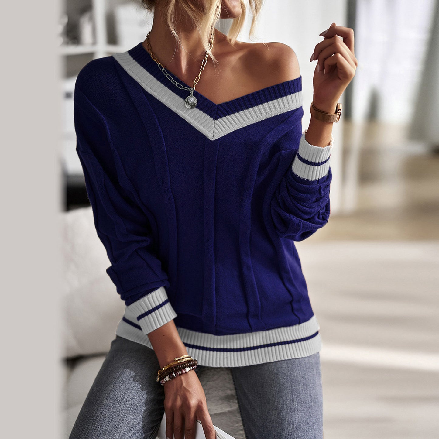 Casual women's top with off-shoulder cut and contrasting ribbed details Chic und Stil