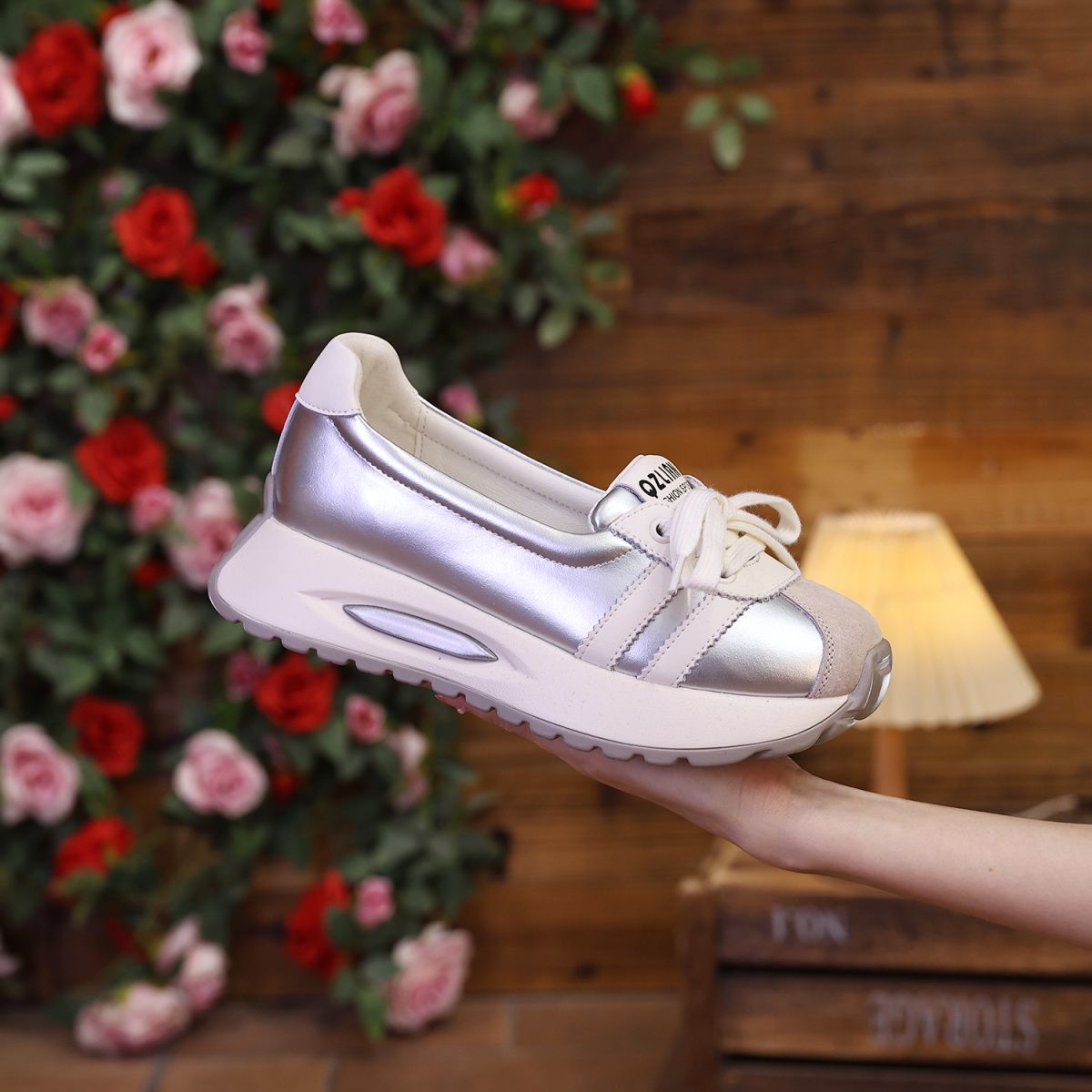 Baskets confortables pour dames dans un mélange à la mode de cuir et de textile Chic und Stil