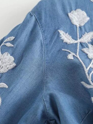 Blouse brodée pour femmes avec de fins détails en volants Chic und Stil