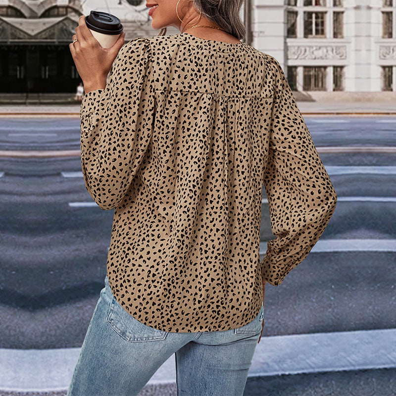 Blouse pour femmes avec un imprimé léopard original et un décolleté en V moderne Chic und Stil