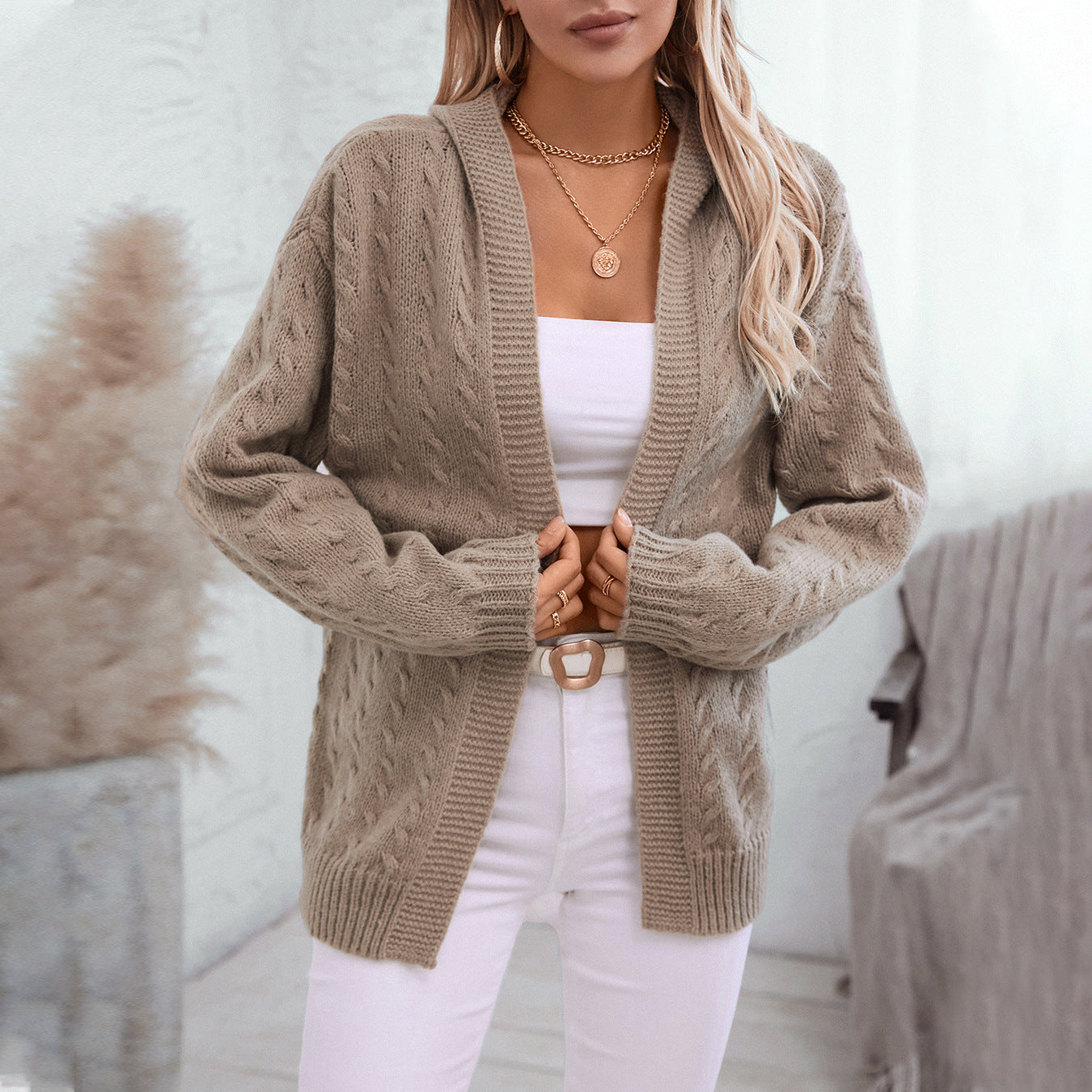 Veste en tricot pour femmes avec capuche et joli tricot en torsades Chic und Stil