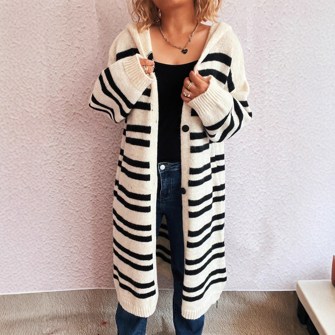 Cardigan en tricot confortable pour femmes avec un motif rayé à la mode et capuche Chic und Stil