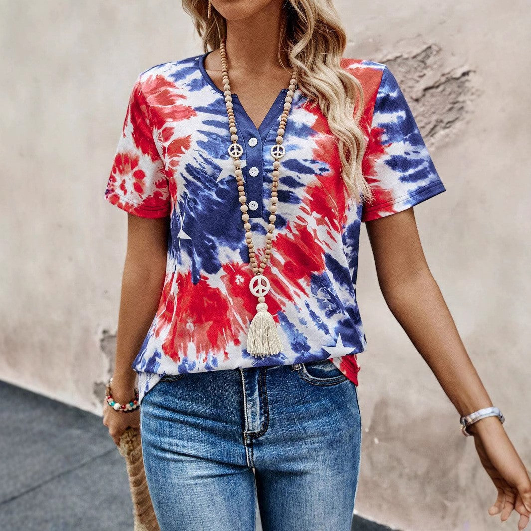 T-shirt à manches courtes pour femmes avec encolure boutonnée et design batik ludique Chic und Stil