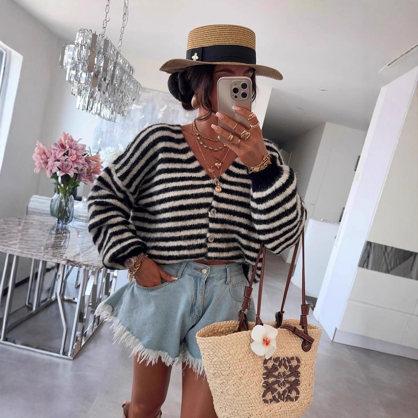 Cardigan en tricot douillet pour dames en laine de haute qualité avec un motif rayé tendance Chic und Stil