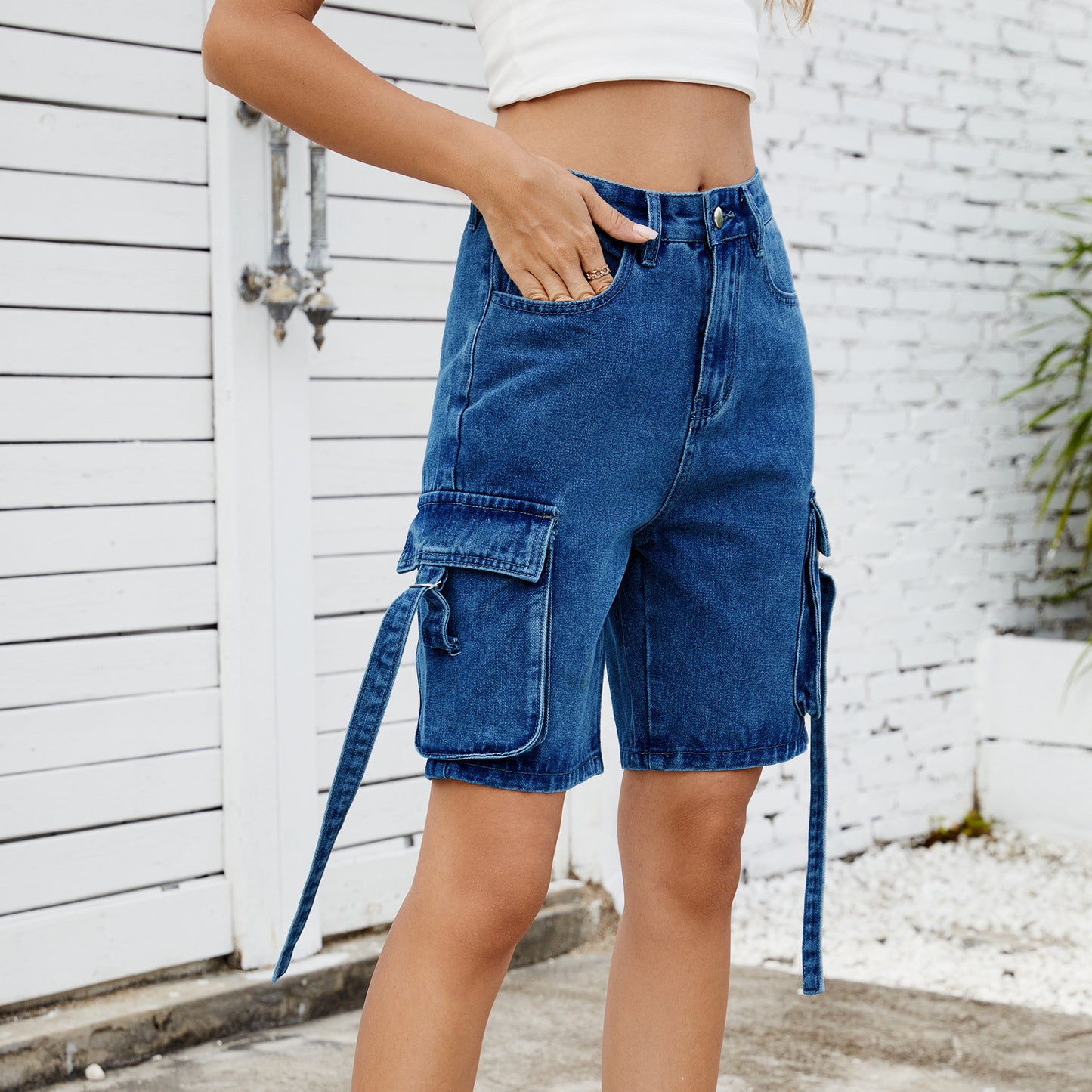 Women's cargo shorts in casual high waist with practical side pockets Chic and stylish
