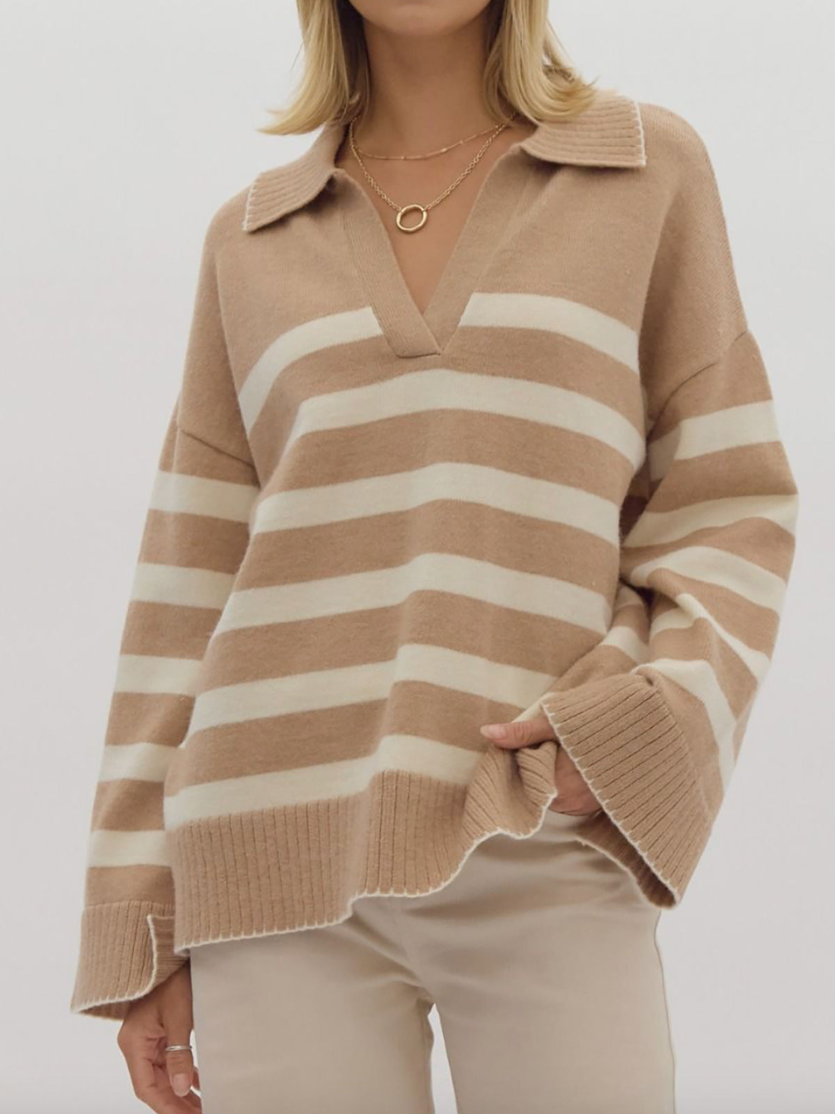 Pulls en tricot douillets pour femmes avec un motif rayé moderne et un décolleté en V Chic und Stil
