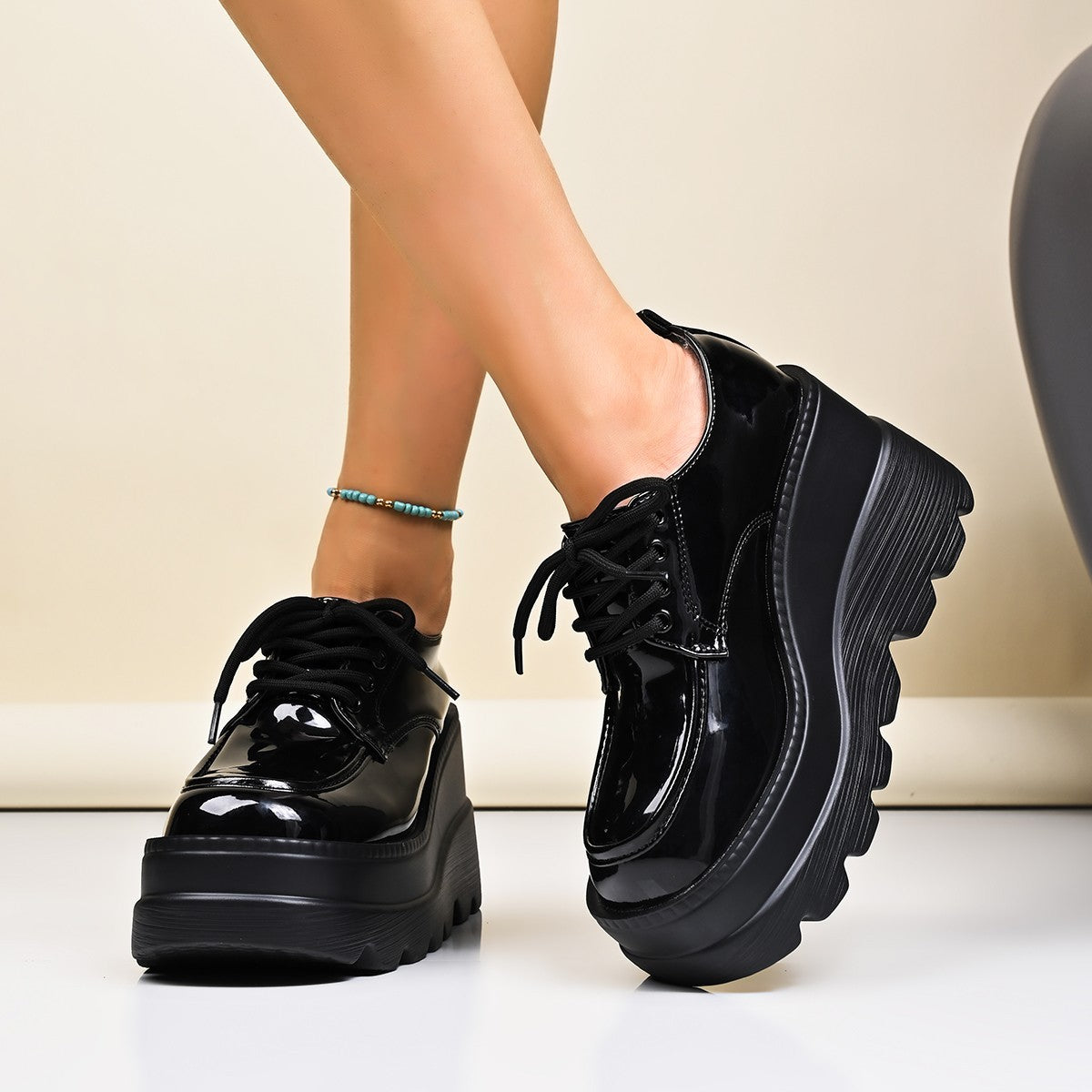 Chaussures à lacets à plateau pour dames avec dessus brillant et semelle antidérapante Chic und Stil