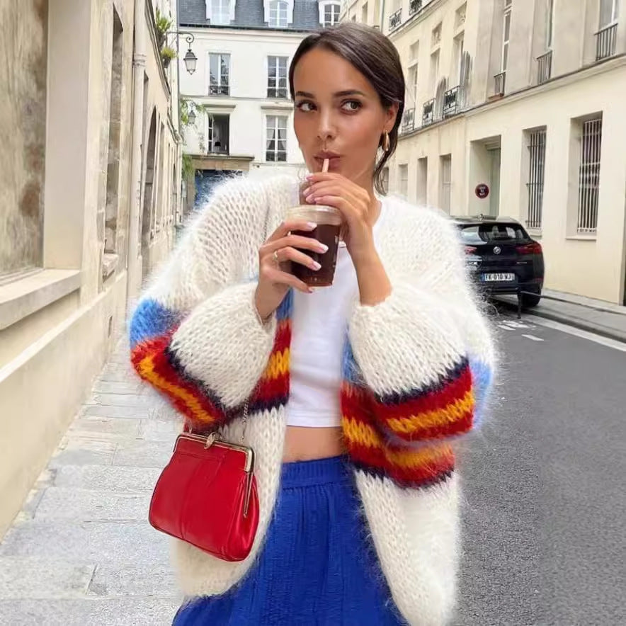 Cardigan en tricot décontracté pour femmes avec des rayures colorées et une coupe ample Chic und Stil