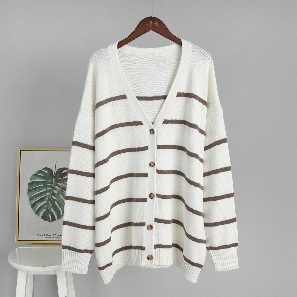 Cardigan en tricot pour femmes avec décolleté en V et grosses rayures Chic und Stil