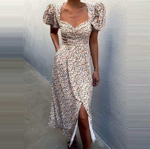 Robe midi à fleurs à manches courtes froncée Chic und Stil