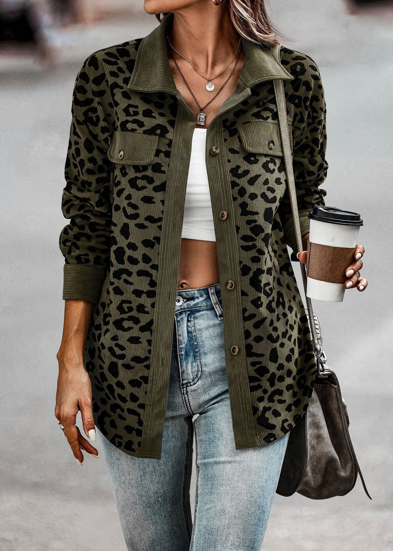 Veste de loisirs pour femmes avec un motif léopard texturé et des poches pratiques Chic und Stil