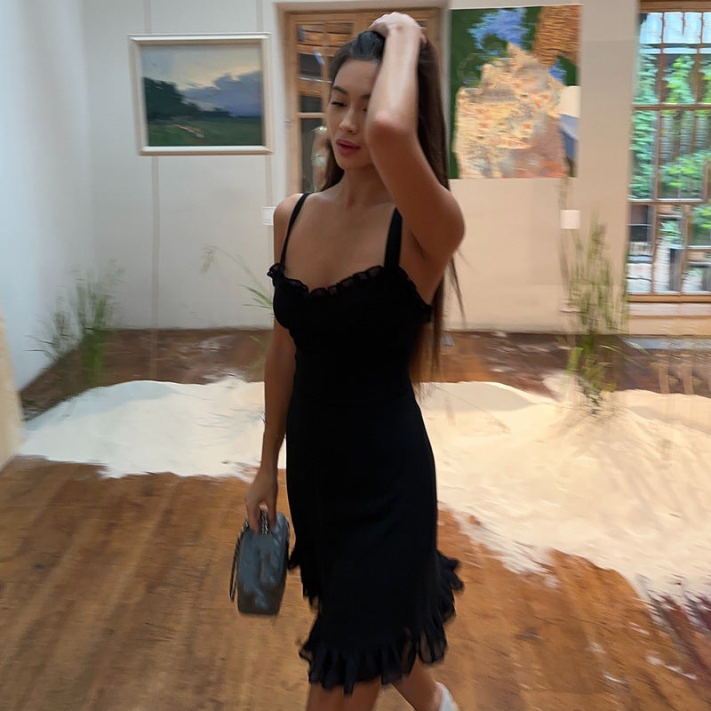 Robe mini féminine ludique avec des détails en volants et des bretelles spaghetti Chic und Stil