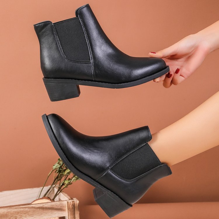 Bottines Chelsea pour dames en cuir végan avec des empiècements élastiques sur les côtés Chic und Stil