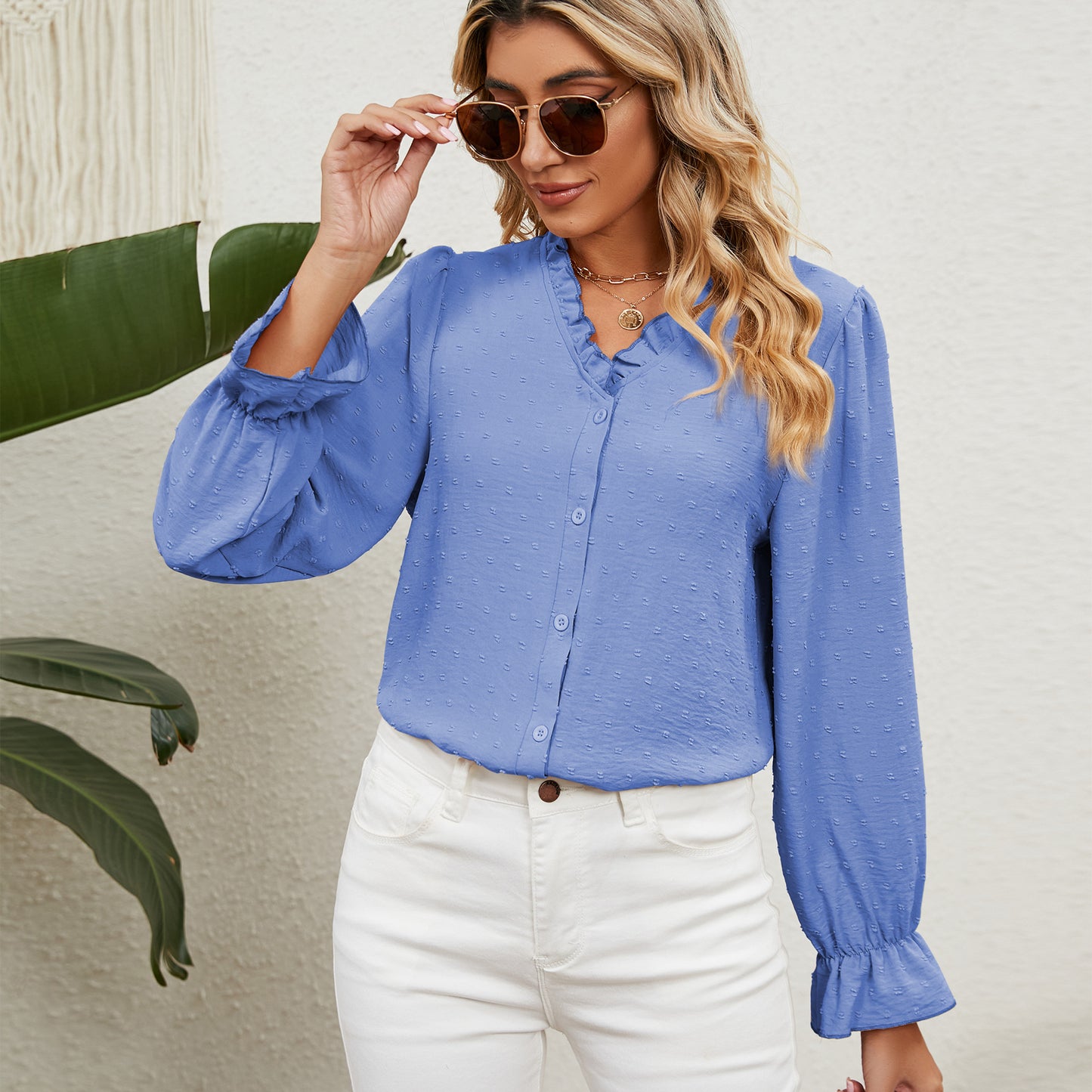 Women's blouse with ruffle details and puff sleeves Chic und Stil
