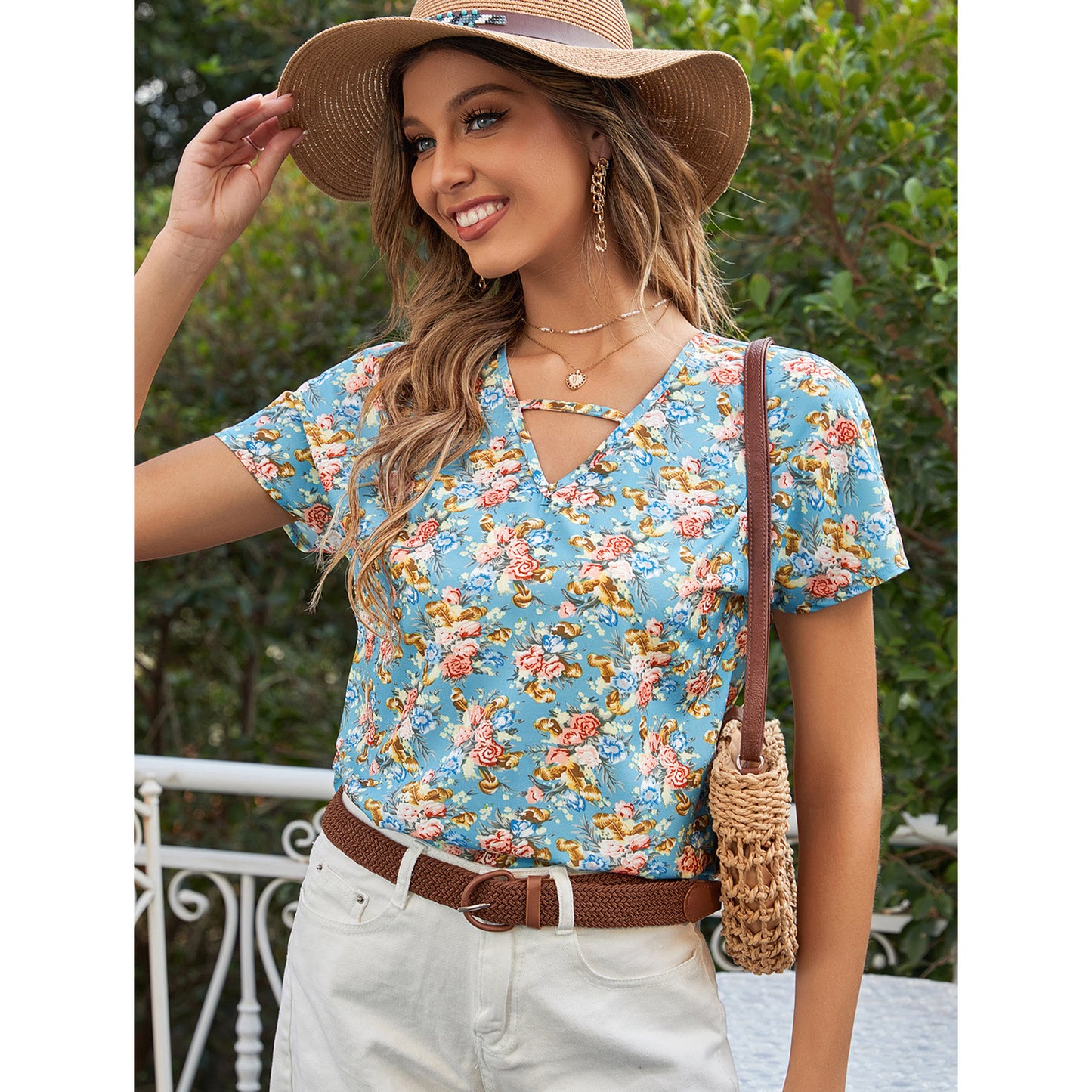 Top blouse pour femmes avec design floral et décolleté en V Chic und Stil