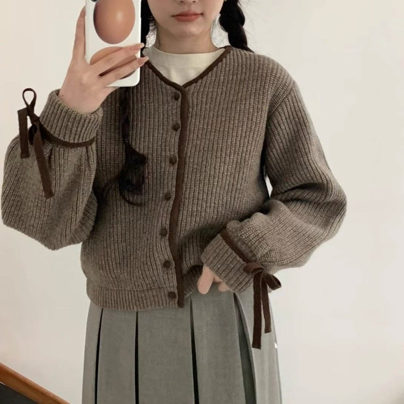 Cardigan pour femmes avec des finitions contrastées aux manches et boutonnière Chic und Stil