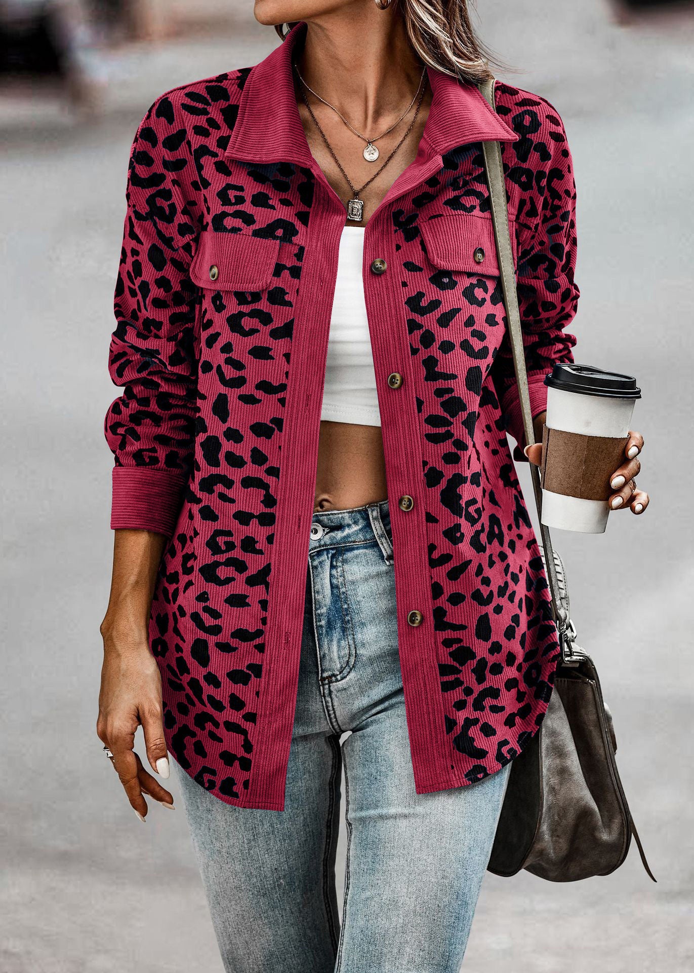 Veste pour femmes en motif léopard avec tissu structuré et poches pratiques Chic und Stil