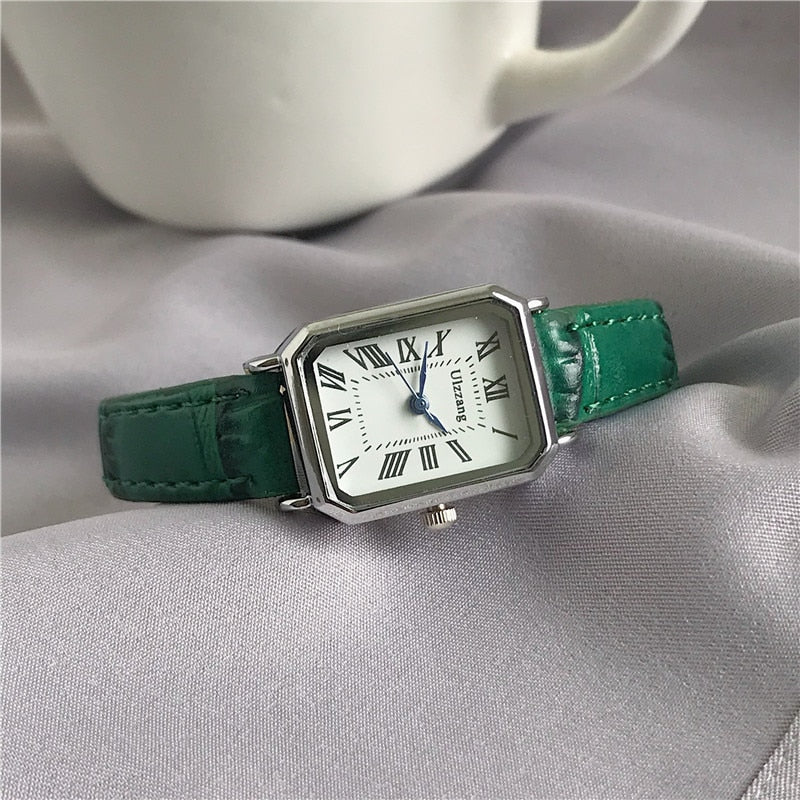 Chic and Style | Retro Watch with Leather Strap for Women