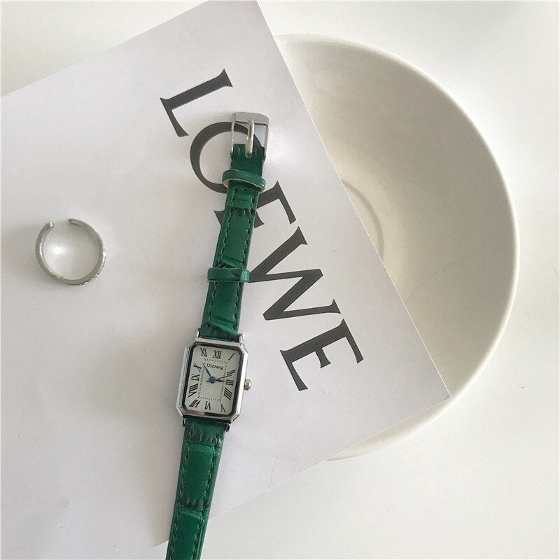 Chic and Style | Retro Watch with Leather Strap for Women