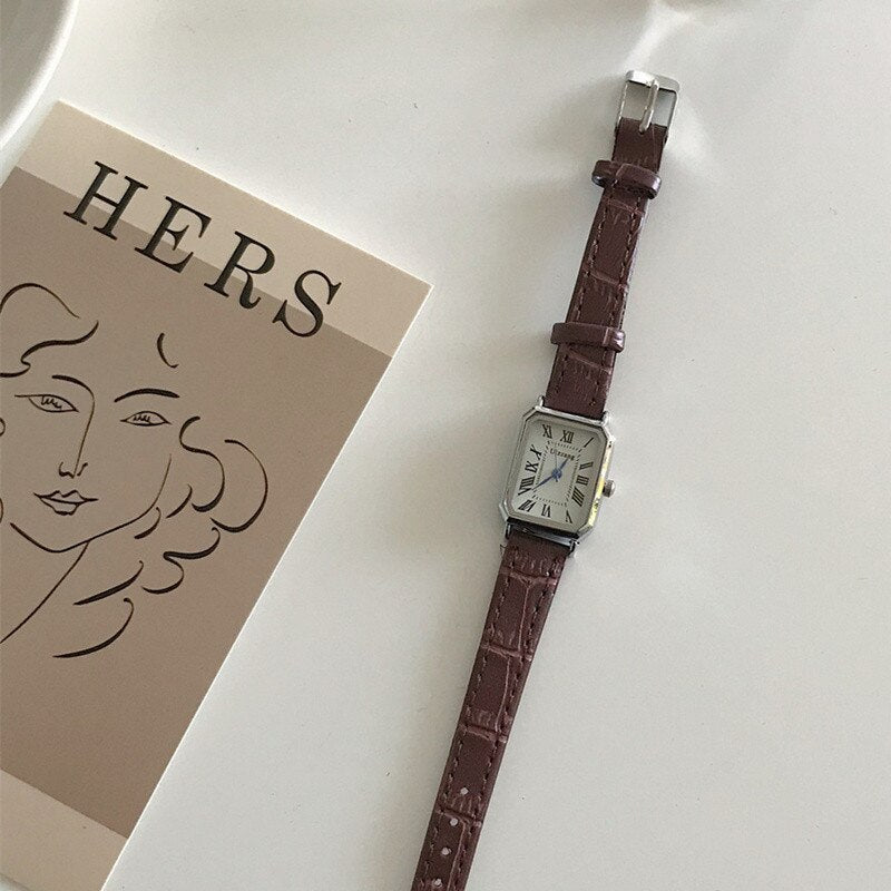 Chic and Style | Retro Watch with Leather Strap for Women